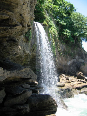 Amérique Centrale, Costa Rica, Montezuma, chute d'eau qui se jette dans la mer