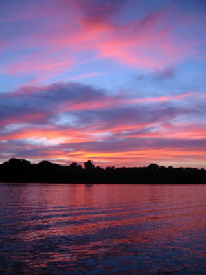 Amérique Centrale, Costa Rica, Tortuguero, coucher de soleil sur la rivière