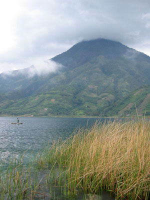 Amérique centrale, Guatemala, un pecheur sur une pirogue sur le lac attitlan
