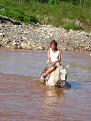 Amérique Centrale, Honduras, Copan Ruinas, Cath traverse le rio à cheval