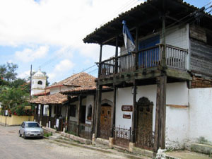 Amérique Centrale, Nicaragua, Grandada, Santa Lucia, maison avec balcon en bois
