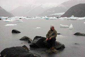 Manu assise sur un rocher de la laguna Onelli