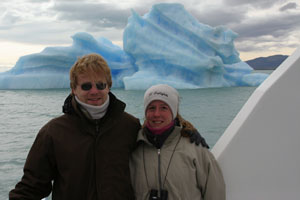Vince et Manu en face d'un Iceberg sur le lago argentino