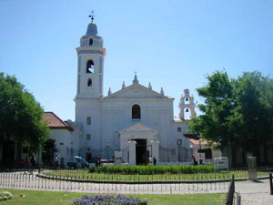Argentine, Buenos Aires, une eglise donne sur le parc et permet d'entrer dans le celebre cimetierre de la recoleta