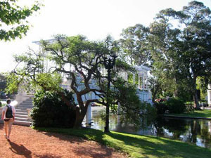 Argentine, Buenos Aires, un pont romantique dans la roseraie