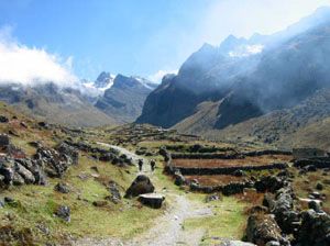 Valle entre montanas