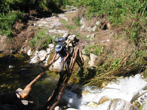 Bolivie, Camino del inca del choro, traversee d'un pont sur riviere dans les yungas boliviens