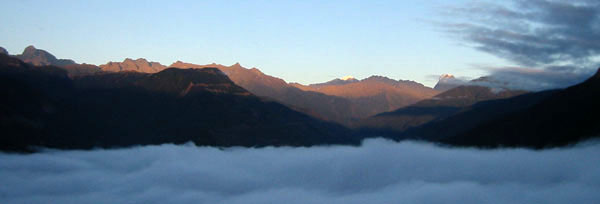 puesta del sol en el valle de coroico