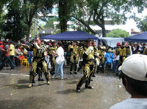 Bolivie, cochabamba, danse folklorique bolivienne, la caporales