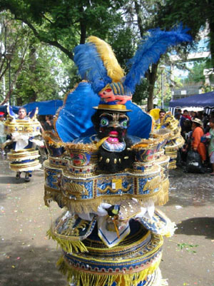 Bolivie, costume de la danse folklorique morenada au carnaval de cochabamba