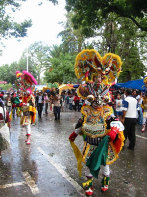 Bolivie, costume de la danse folklorique diablada au carnaval de cochabamba