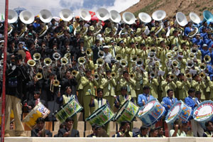 Oruro, festival de bandas, 8000 musiciens au rendez-vous