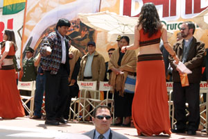 Evo Morales dansant la cueca au festival de bandas d'oruro