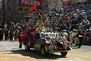 La voiture portant la statue de la vierge au depart de la danse diablada
