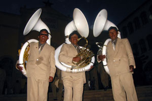 chaque groupe de danseurs a sa fanfare