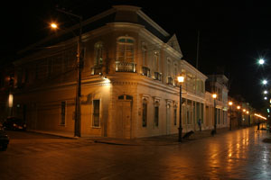 Centre ville d'Iquique et maison de bois le soir