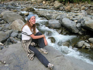 Bolivie, Cochabamba, Incachaca, emanuela sur un rocher au milieu de la riviere