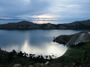 Bolivie, La Paz, lac Titicaca, debut de coucher de soleil sur le lac et l'ile du soleil