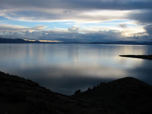 Bolivie, La Paz, lac Titicaca, debut de coucher de soleil sur le lac et l'ile du soleil