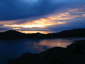 Bolivie, La Paz, lac Titicaca, fin de coucher de soleil sur le lac et l'ile du soleil