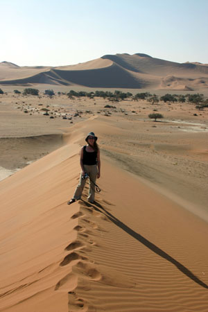 Manu sur une dune de sable de deadvlei