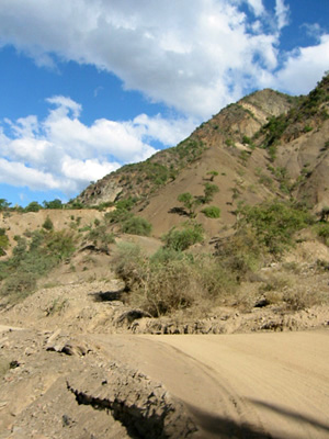 Bolivie, Valle Alto, route de montagne entre saipina et pena colorada