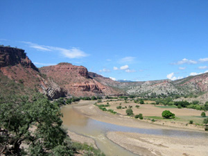 Bolivie, Valle Alto, le fleuve au fond de la vallee entouree de montagnes