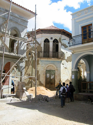 Bolivie, Valle Alto, batiments coloniaux de totora en refaction