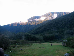 Bolivie, Cochabamba route de sehuencas, montagne ensoleillee et prairie a l'ombre