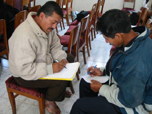 Bolivie, Valle Alto, Aiquile, deux personnes se dessinent mutuellement