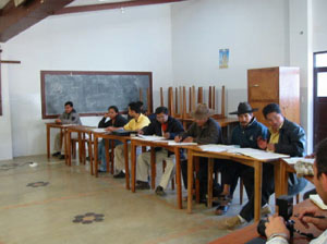 Bolivie, Valle Alto, Aiquile, campesinos discutant autour de tables en U