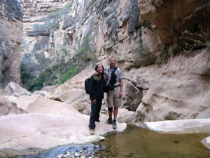 Bolivie, Cochabamba, Toro Toro, emanuela et vincent pres de la riviere au fond d'un canyon