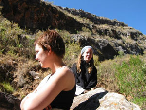 Bolivie, Cochabamba, Toro Toro, carine et emanuela avant de rentrer dans la grotte