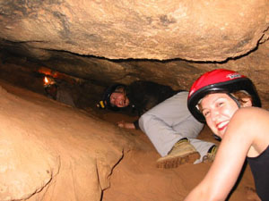 Bolivie, Cochabamba, Toro Toro, mario, emanuela et carine rampent dans un boyaux