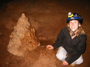 Bolivie, Cochabamba, Toro Toro, emanuela et le sapin de noel au fond de la grotte
