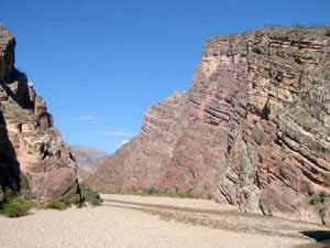 Bolivie, Cochabamba, Toro Toro, fleuve passant entre deux montagnes