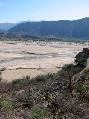 Bolivie, Cochabamba, Toro Toro, lit d'un fleuve dans sa valllee entouree de montagnes