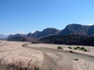 Bolivie, Cochabamba, Toro Toro, lit d'un fleuve dans sa valllee entouree de montagnes