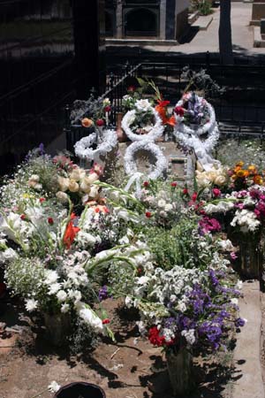 tombe fleurie du cimetierre de cochabamba