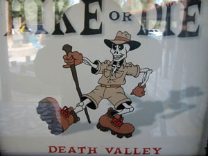 panneau d'entree de la death valley avec squelette qui marche