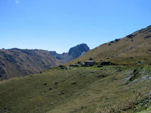 Bolivie, Cochabamba, Chapare, route de montagne dans un paysage aride