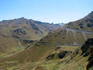 Bolivie, Cochabamba, Chapare, route de montagne dans un paysage aride