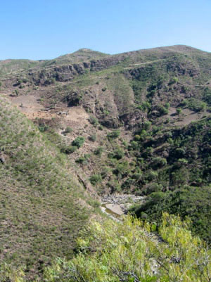 la riviere au fond de sa vallee entouree des montagnes