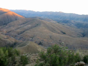 debutr de coucher de soleil sur les montagnes