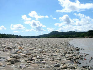 Bolivie, Cochabamba, Villa Tunari, berges de fleuve