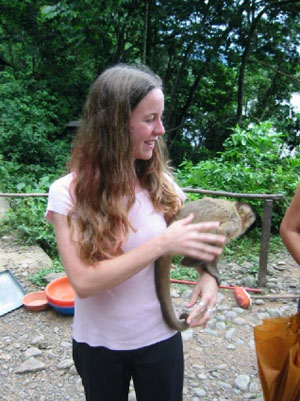 Bolivie, Cochabamba, Villa Tunari, Emanuela et un singe du parc machia