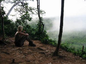 Bolivie, yungas, rurrenabaque, Nath qui observe la jungle depuis le dessus d'une falaise