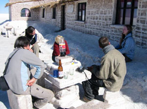 Bolivie, Salar d’Uyuni, un verre sur la terrasse de l'hotel de sel
