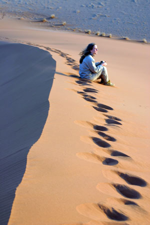 Manu sur une dune de sable de sossusvlei